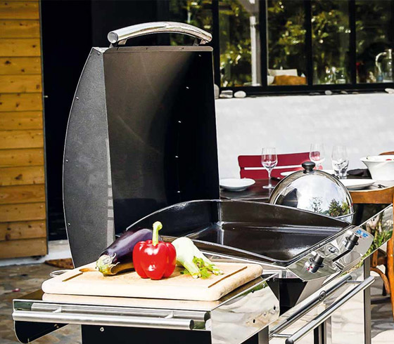 Capot de protection ouvert sur plancha ENO Elektra 60