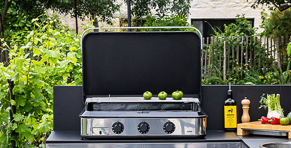 Plancha Enosign 80 en acier noir installée dans une cuisine extérieure Modulo ENO