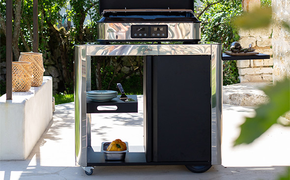 Chariot Achille inox marin ENO avec tablette, porte et plateau sur une terrasse avec plancha électrique Enosign 65