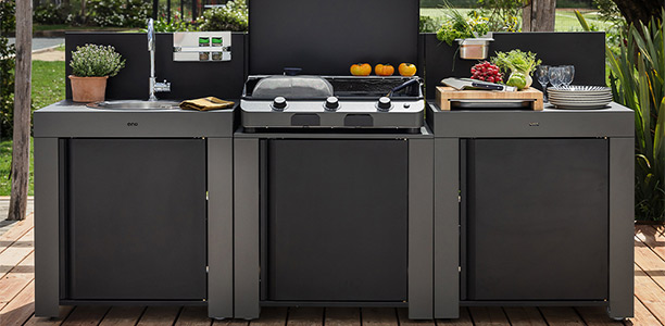 Cuisine extérieure Classic 3 modules gris cargo ENO sur une terrasse en bois