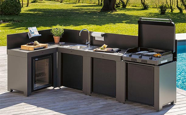 Cuisine extérieure Comfort 4 modules gris cargo ENO sur une terrasse en bois