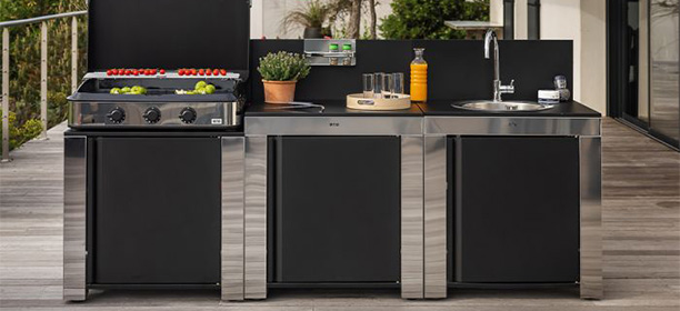 Cuisine extérieure Classic 3 modules Inox et noir ENO sur une terrasse en bois