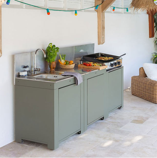 Cuisine extérieure Classic 3 modules vert sauge et inox ENO sur une terrasse