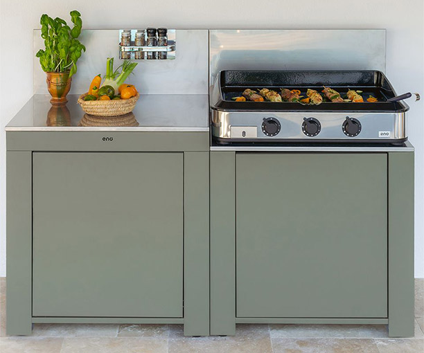 Cuisine extérieure Essential 2 modules inox et sauge ENO sur une terrasse