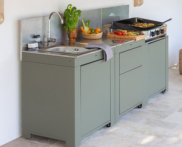 Cuisine extérieure Modulo Sauge et Inox ENO avec module évier rectangulaire