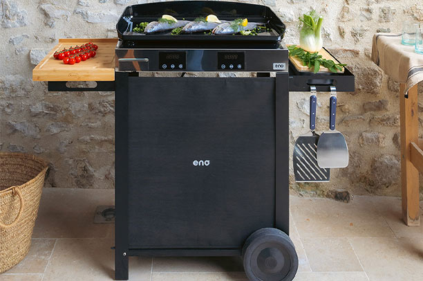 Plancha électrique ENO Initial 65 sur chariot exposé sur une terrass