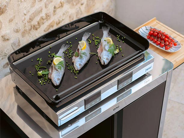 Cuisson de poissons sur la plaque de cuisson en fonte émaillée plancha électrique ENO Initial 65