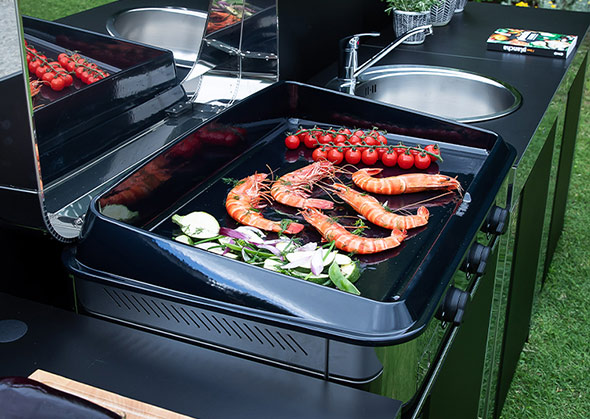 Cuissons en cours sur la plaque en fonte émaillée de la plancha Enosign 80 inox marin