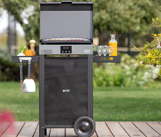 Plancha électrique Initial 50 ENO sur une terrasse