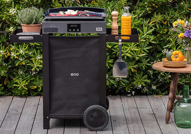 Plancha électrique sur son chariot Initial 50 ENO sur une terrasse