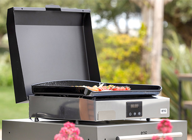 Cuisson de brochettes sur la plaque en fonte émaillée plancha électrique Initial 50 ENO