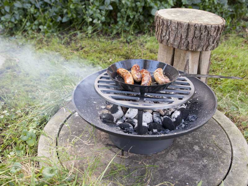 Cuisson dans un brasero en fonte