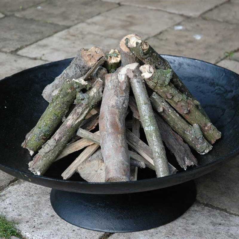 Allumage d'un feu de bois dans un brasero coupole