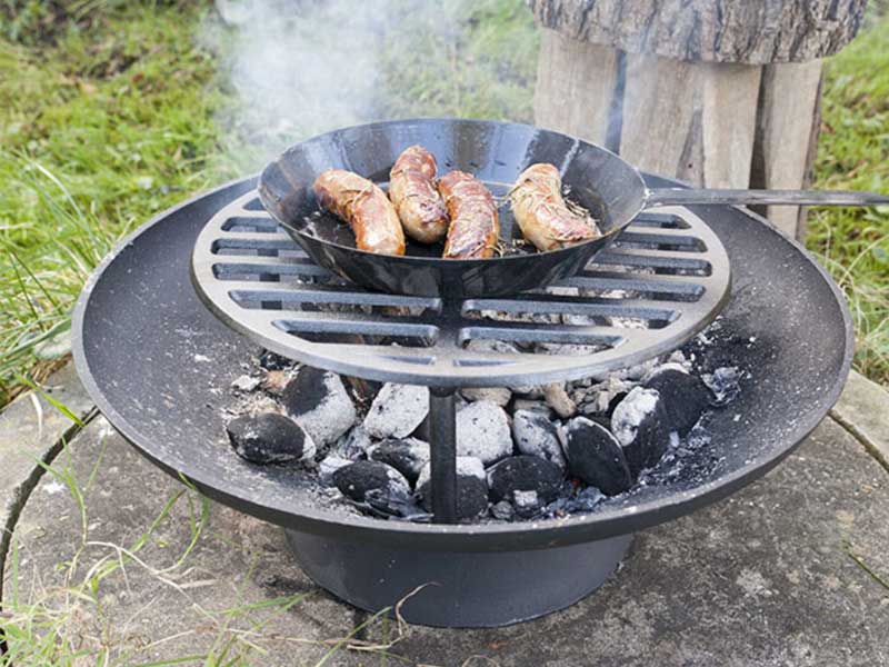 Cuisson dans un brasero en fonte