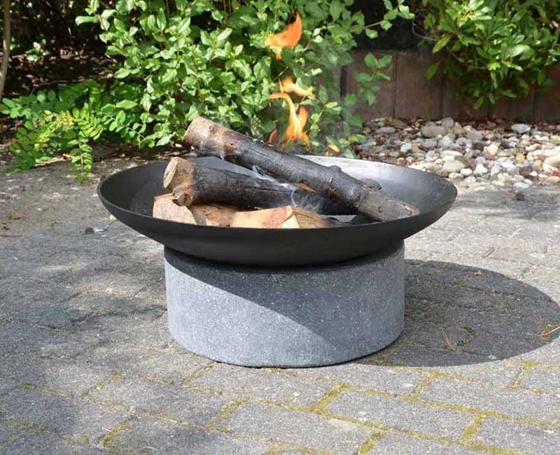 Feu de bois dans un brasero en fonte avec son support granit
