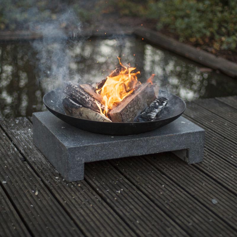 Allumage d'un feu de bois dans un brasero coupole