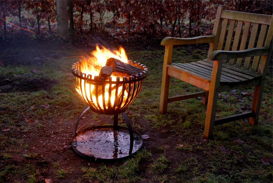 Feu de bois dans le brasero en acier tulipe Esschert