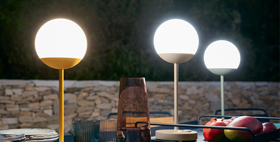 Lampe connectée avec application Fermob Lighting Mooon! de Fermob