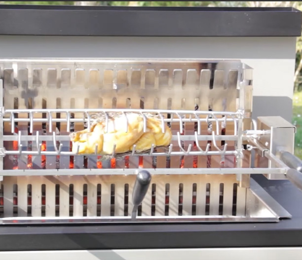 Cuisson d'un poulet sur le tournebroche à l'anglaise dans le barbecue grilloir Forge Adour 66 cm