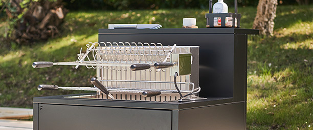 Zoom sur le barbecue à encastrer sur le meuble de cuisson gril Forge Adour