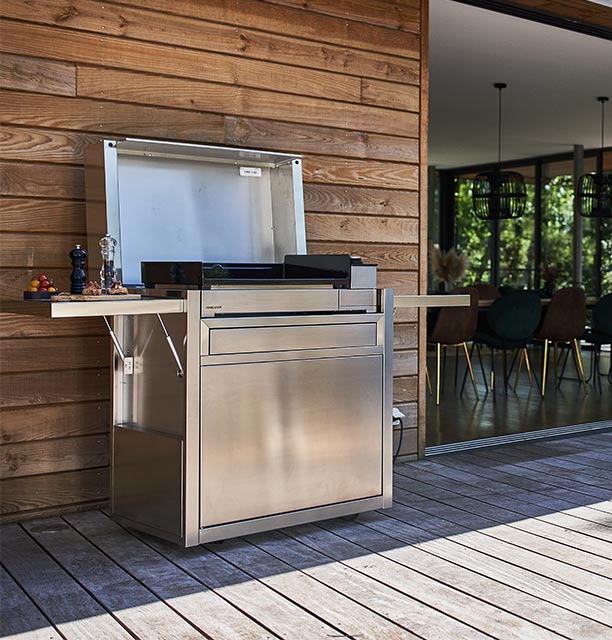 Chariot inox avec plancha Premium 75 Forge Adour sur une terrasse en bois