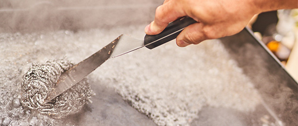 Nettoyage d'une plancha avec boule inox Forge Adour