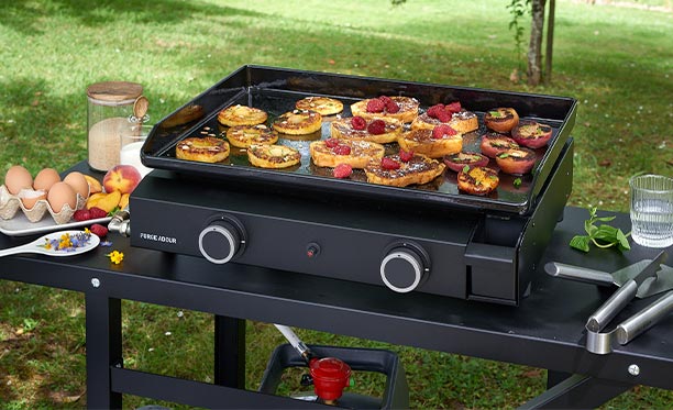 Plancha gaz Forge Adour Base 60 sur une desserte