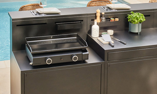 plancha gaz Base 60 Forge Adour installée sur un module de cuisine extérieure
