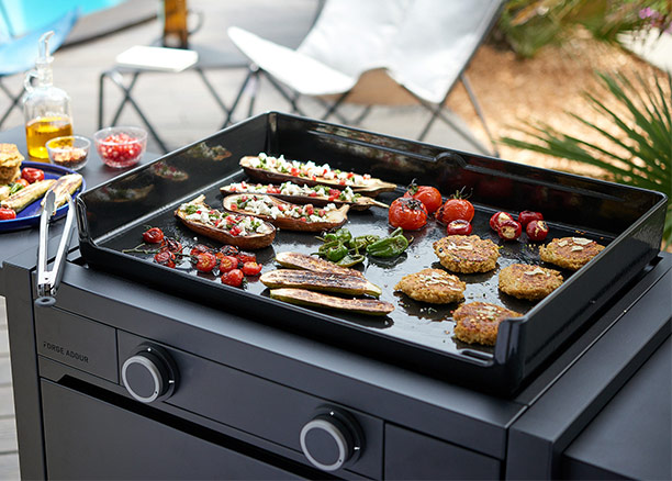 Cuisson sur la plancha Modern 60 acier noir Forge Adour