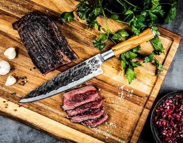 Découpe de viande avec le couteau du chef Forged Olive 20,5 cm
