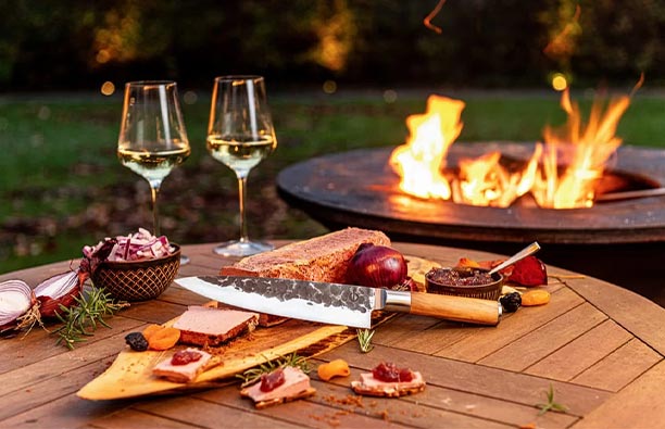 Couteau du chef Forged Olive 20,5 cm près d'un brasero