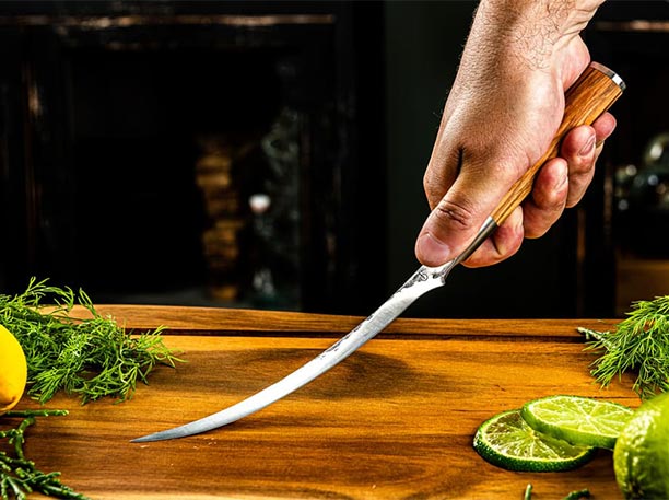 Zoom sur la lame du couteau à filet Olive Forged