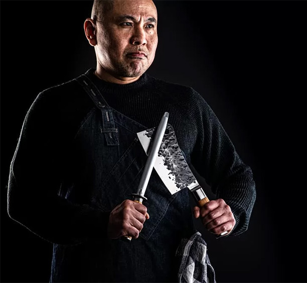 Homme utilisant le fusil à aiguiser diamanté Forged Olive pour un couperet