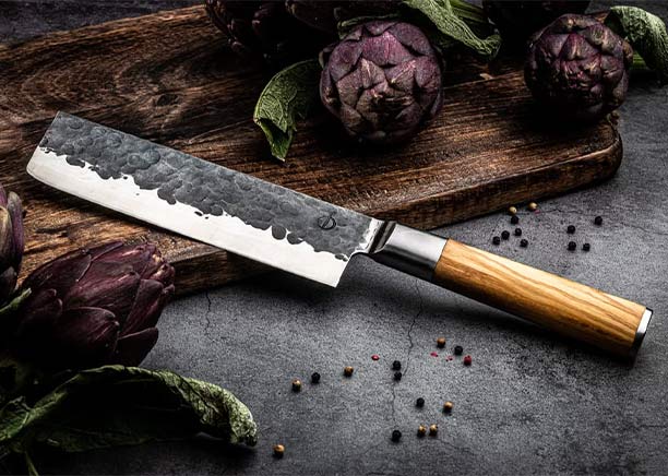 Découpe de chou rouge avec le Nakiri Olive Forged