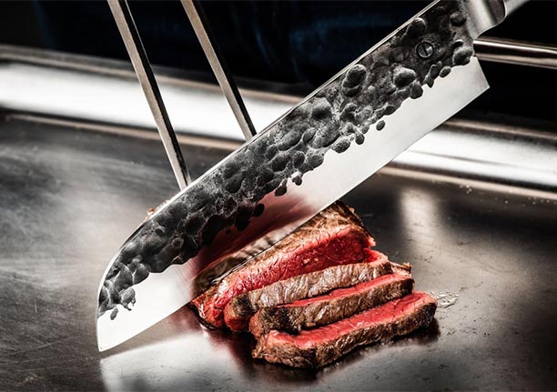 Découpe de viande avec le couteau Santoku 18 cm Olive Forged