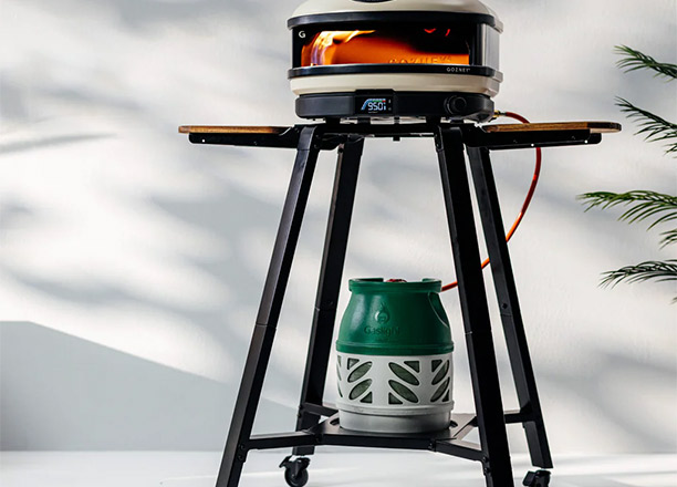 Four à pizza gaz Arc positionné sur le chariot Gozney