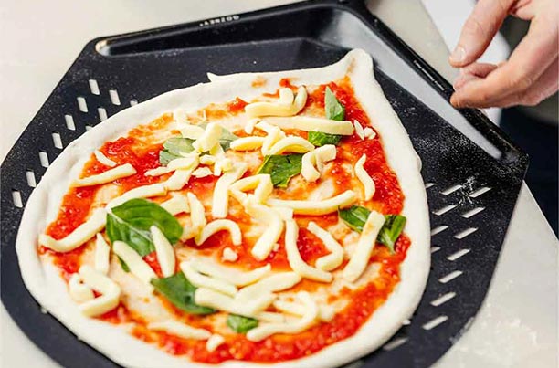 Pelle à pizza Gozney avec lame en aluminium perforé