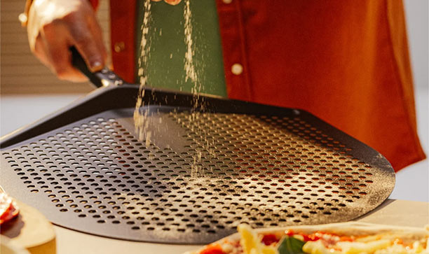 Utilisation de la pelle à pizza Pro 12 Gozney