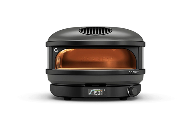 Zoom sur la flamme montante du four à pizza Gozney Arc Noir