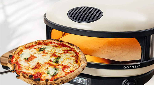 Cuisson d'une pizza dans le Gozney Arc XL Crème