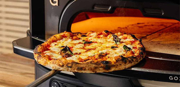 Cuisson d'une pizza dans le Dôme Gen 2 Crème Gozney