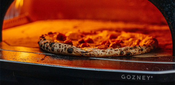 Cuisson d'une pizza dans le Dôme Gen 2 Noir Gozney