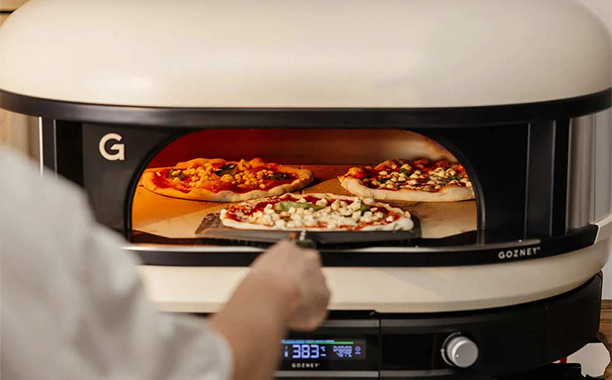 Cuisson de 3 pizzas simultanément dans le four à pizza Gozney Dome XL Gen 2 Crème