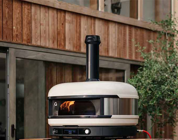 Four à pizza Gozney Dome XL Gen 2 Crème en action