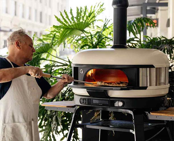 Utilisation du four à pizza Gozney Dome XL Gen 2 Crème