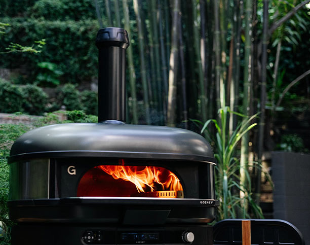 Four à pizza Gozney Dome XL Gen 2 noir en action