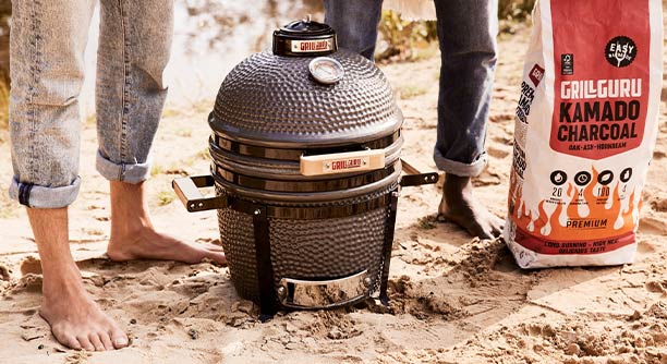 Barbecue kamado Original Compact posé sur la plage