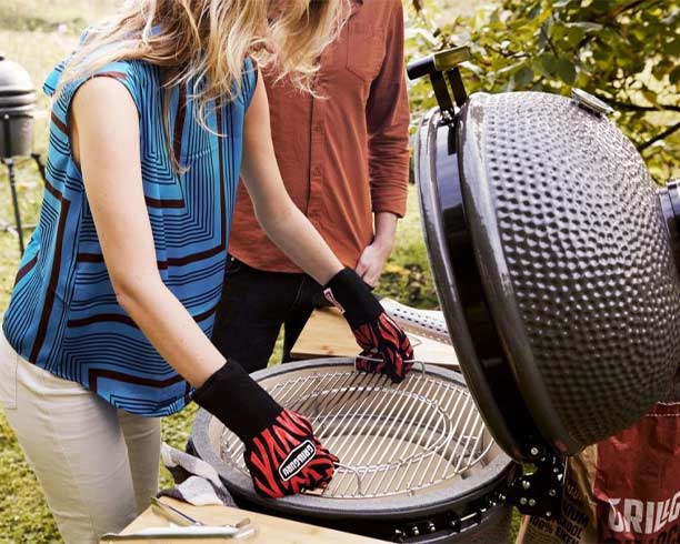 Grille de cuisson en inox Flip Grid sur le barbecue kamado Original L Grill Guru