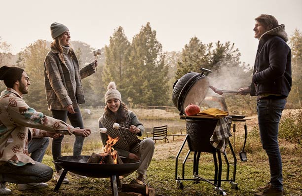 Personnes autour d'un barbecue kamado Original Medium Grill Guru