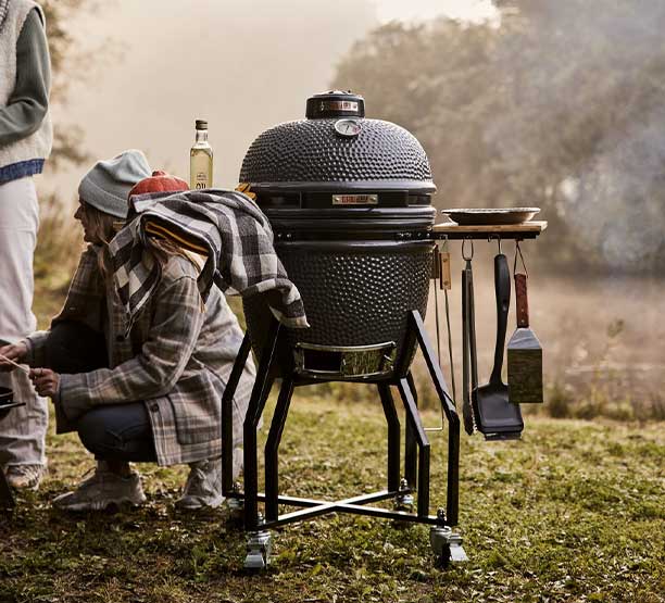 Kamado Original Medium dans un jardin